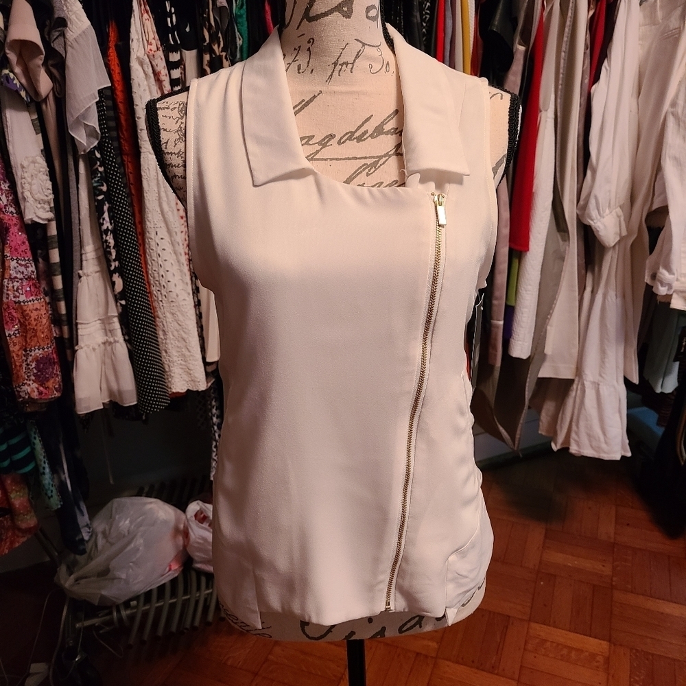 Stunning sleeveless vest type top